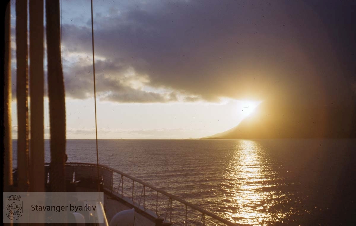 Solnedgang sett fra båt