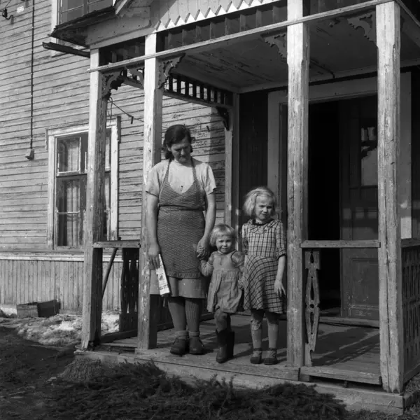 En serie bilder hemma hos en familj med två små flickor på en gård 