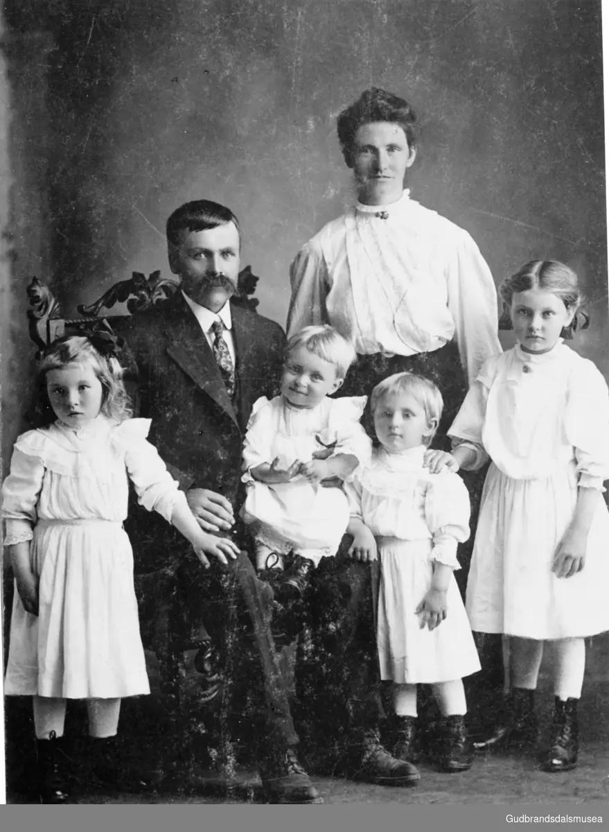 Sigvald Lund (f. 1873) med familie ved attendereisa frå Amerika