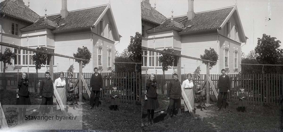 Søskenbarna i hagen ved lekeapparatet...Bildet er antakelig tatt i 1915...Stereofotografi.