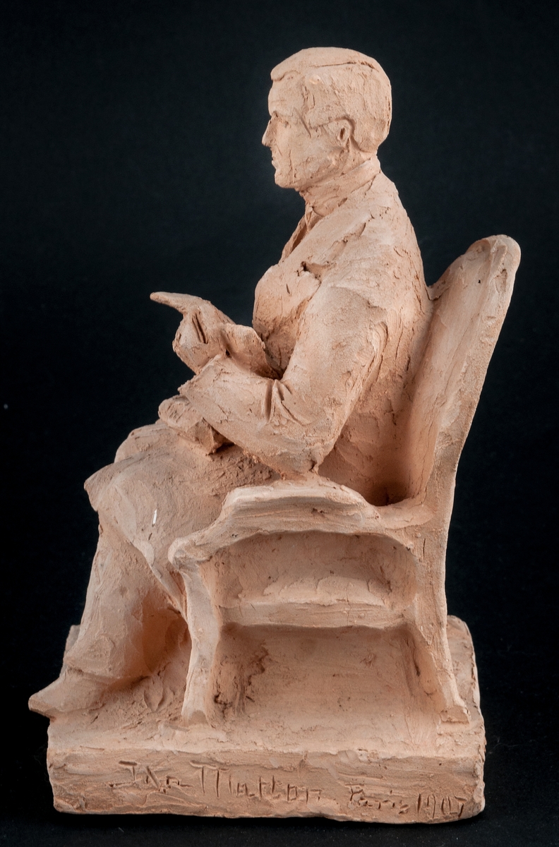 Skiss i terracotta, Per Murén, sittande i stol.
Signatur höger sida i bottenplatta: Ida Matton, Paris, 1907. Sista siffran otydlig.