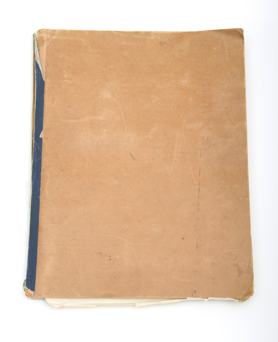 Bok med stive brune permer som inneholder håndmalte mønster til veving,tilvirket av elev ved Statens kvinnelige industriskole i Oslo på 1930-tallet. Noe skadet