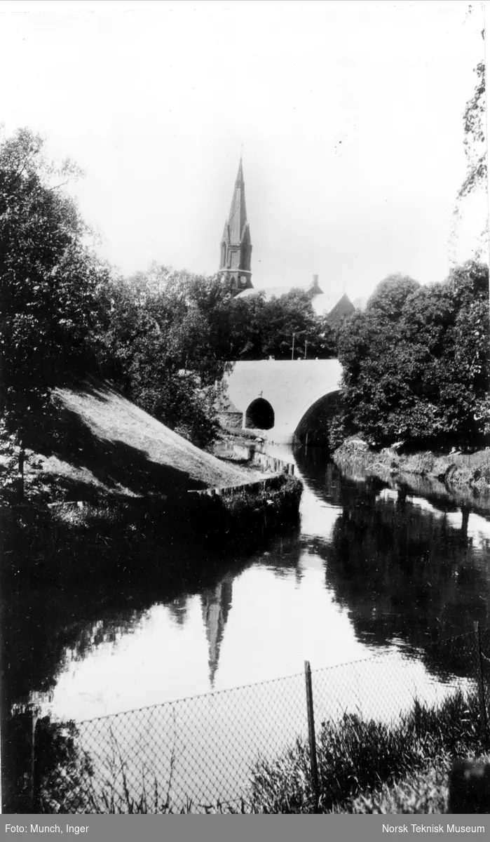 Ankerbroen sett fra Akerselva med Jakobs kirke i bakgrunnen