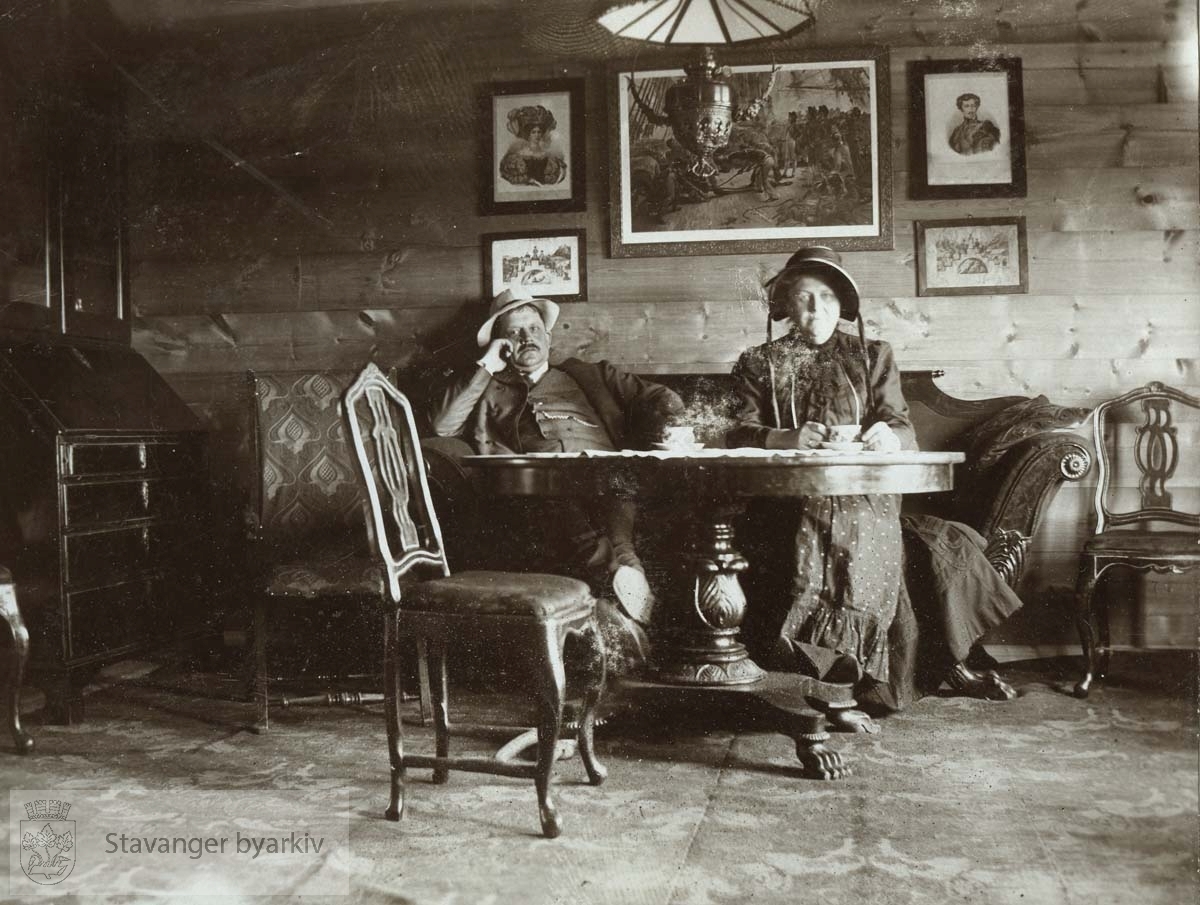 Georg T. Monsen og Martha Monsen inne i Ognahuset, pinsedag 1911