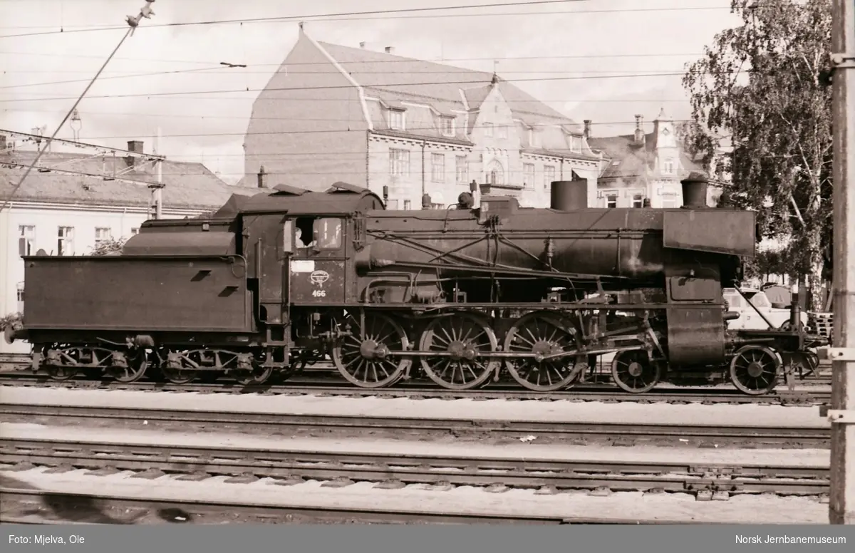 Damplokomotiv type 30c nr. 466 på Hamar stasjon.