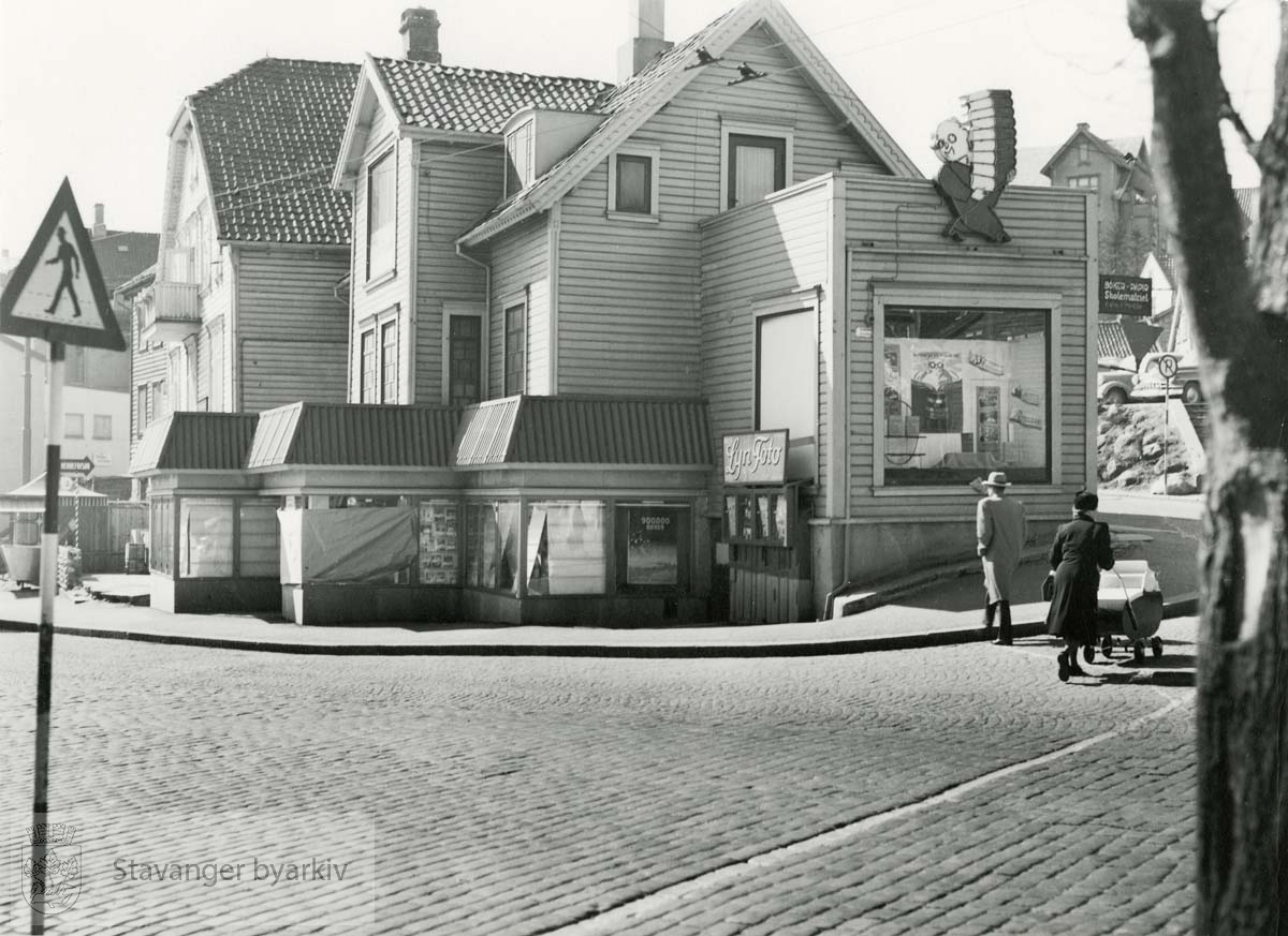 Bang og Moldes bokhandel. Revet oktober 1955. Olavskleiva 6 like bak.
