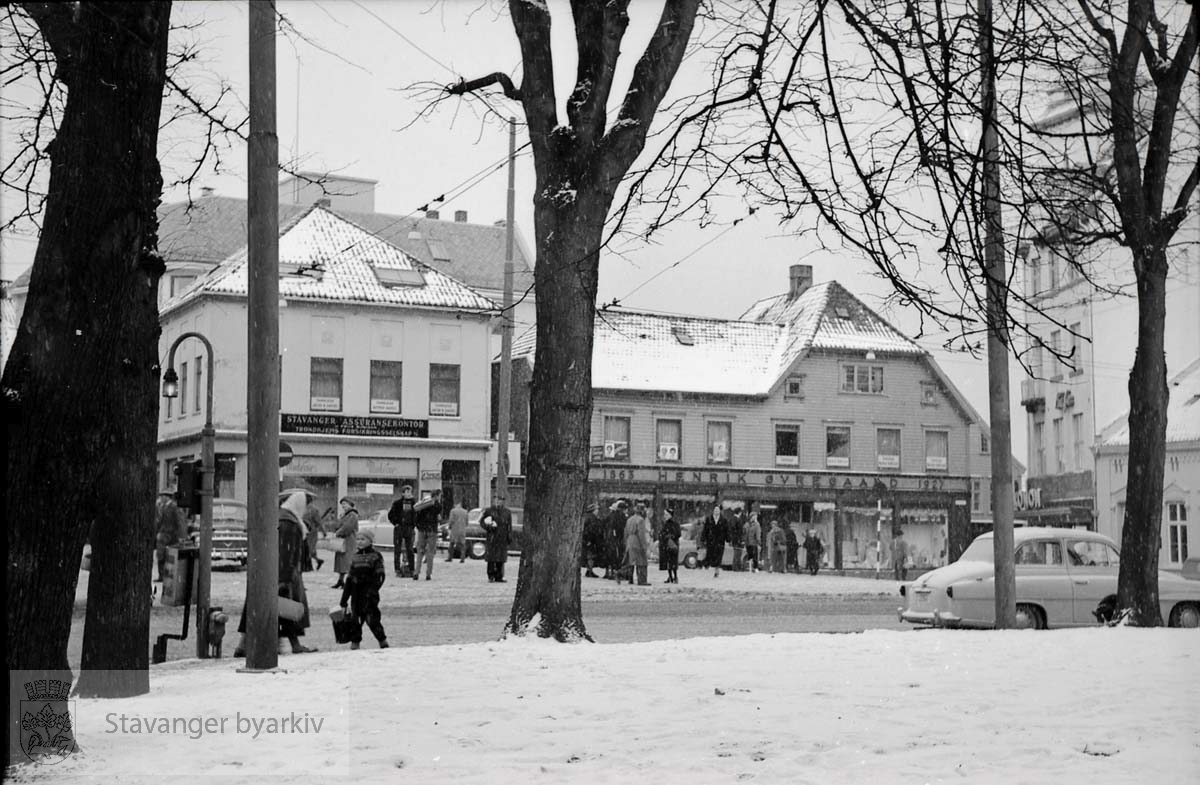 Laugmannsgården til høyre. Laugmannsgata2 i midten (Henrik Øvregaards butikk). Kirkegata 1 til venstre. Bildet er tatt etter august 1957 da brannstasjonen ble revet.