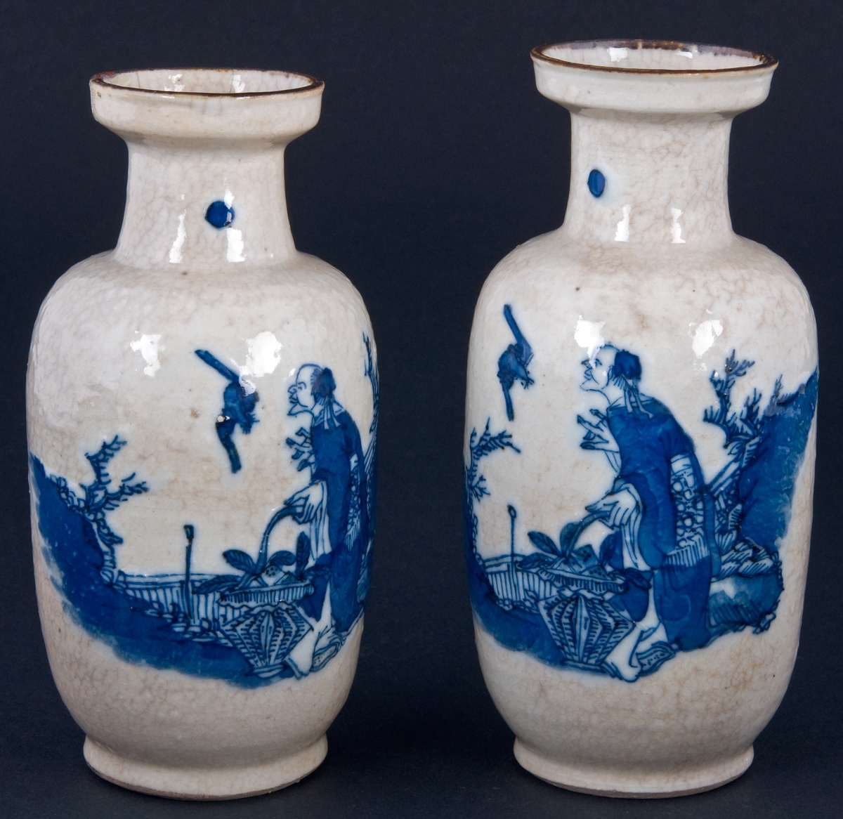 Två vaser i kinesiskt porslin, krackelerade, blå dekor i emaljfärg. Från 1700-tal.
