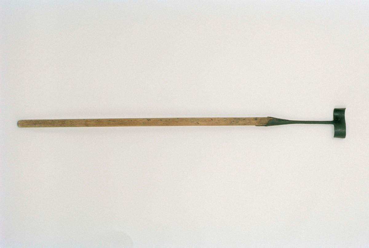 Kåljärn av järn, S-formig, långt skaft av trä.
Användes (troligtvis) för att hacka kålhuvuden.