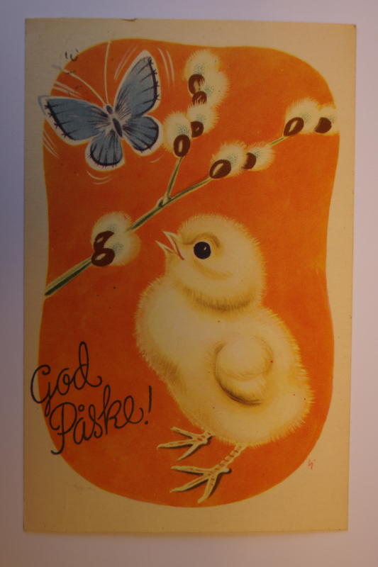 Et gammelt påskekort dekorert med en kylling, gåsunger og sommerfugl. På kortert står det "God påske!".