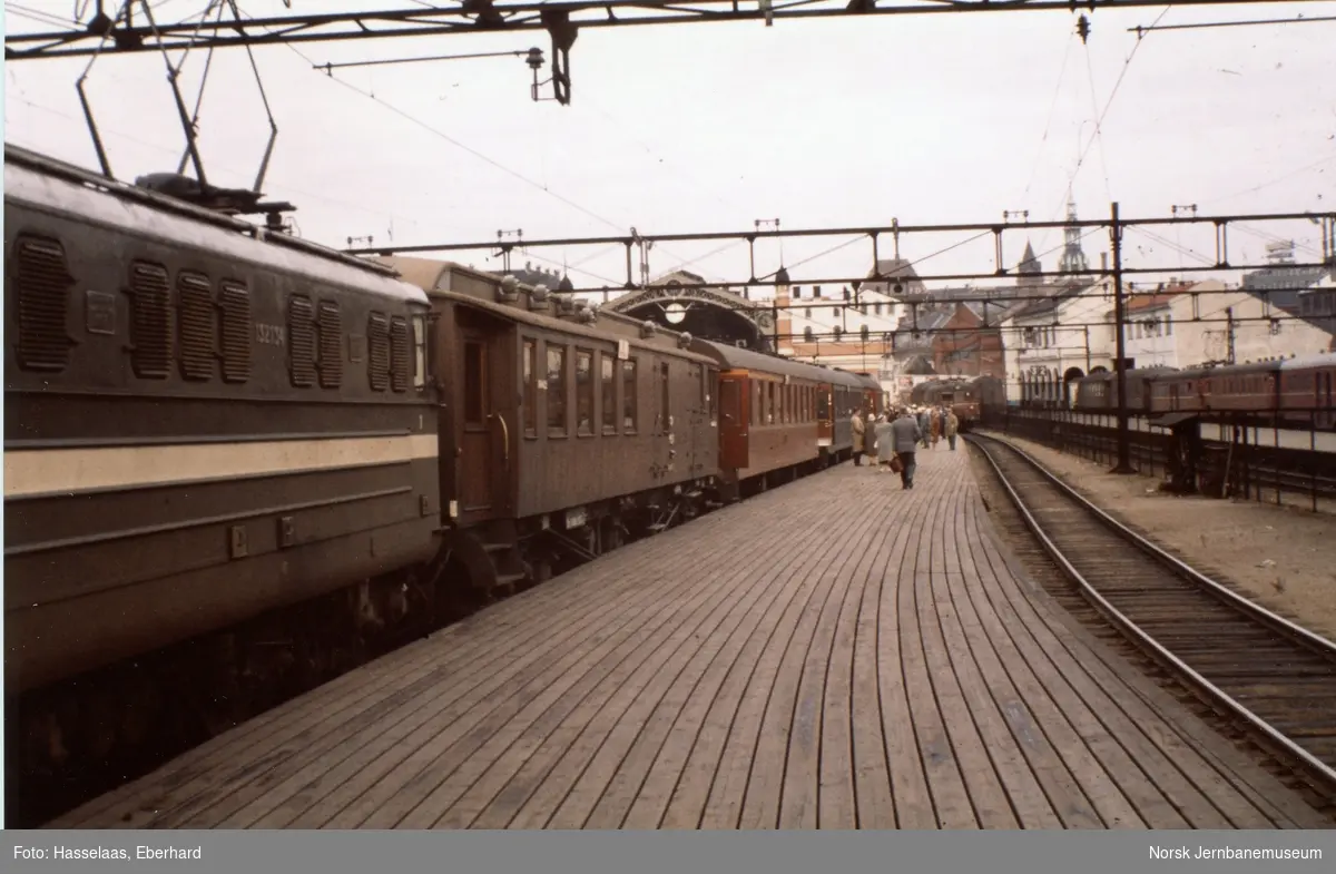 Elektrisk lokomotiv type El 13 nr. 2134 på Oslo Østbanestasjon med persontog til Trondheim og Åndalsnes, tog 401. Toget ble delt på Dombås.