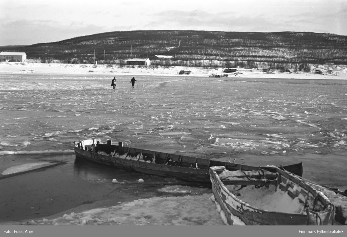 Seida fergested, oktober 1946. To menn går over elva, isen har knapt lagt seg . "Vannet er nesten bare issørpe, tidlig på dagen".