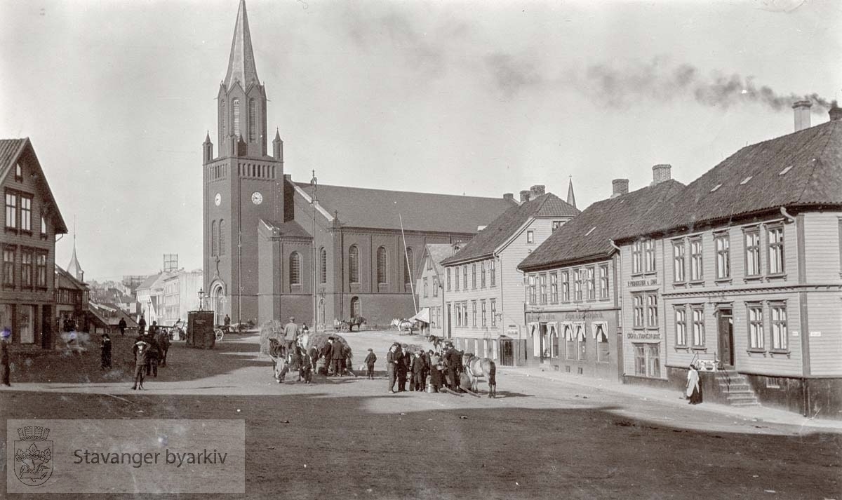St. Petri kirke fra Nytorget...Husrekka til høyre er Nytorget 4 , 6, 8 og 10..Til venstre Nytorget 5 (?)