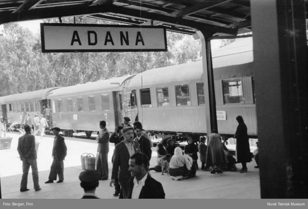Mennesker på togstasjon. Adana jernbanestasjon, Tyrkia.