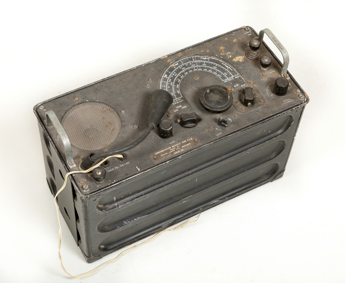 Bærbar radiomottager av typen PCR brukt av det britiske forsvaret og andre allierte styrker fra 1944 til slutten av 1950-tallet. Både lang- og kortbølgemotager. Gjenstanden er ukomplett da den eksterne strømforsyningsenheten mangler.
