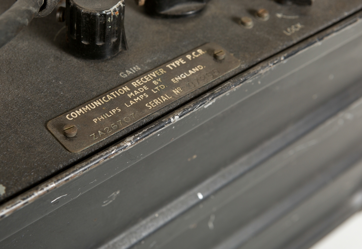 Bærbar radiomottager av typen PCR brukt av det britiske forsvaret og andre allierte styrker fra 1944 til slutten av 1950-tallet. Både lang- og kortbølgemotager. Gjenstanden er ukomplett da den eksterne strømforsyningsenheten mangler.
