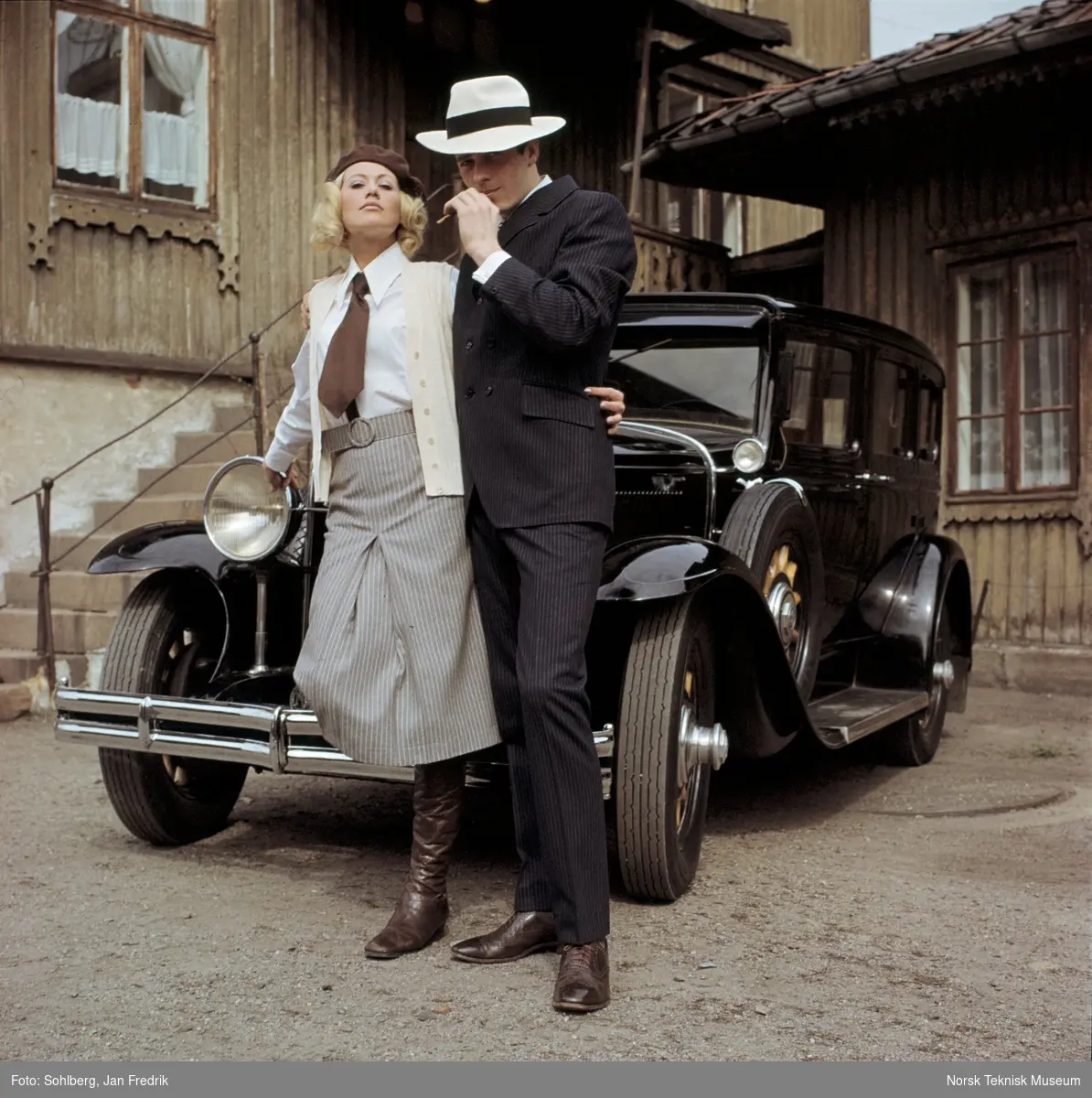 En kvinnelig og en mannlig modell viser høstmote. Fra en serie fotografier publisert i Det Nye 26.6.1968 til motereportasjen "Bonnie & Clyde".