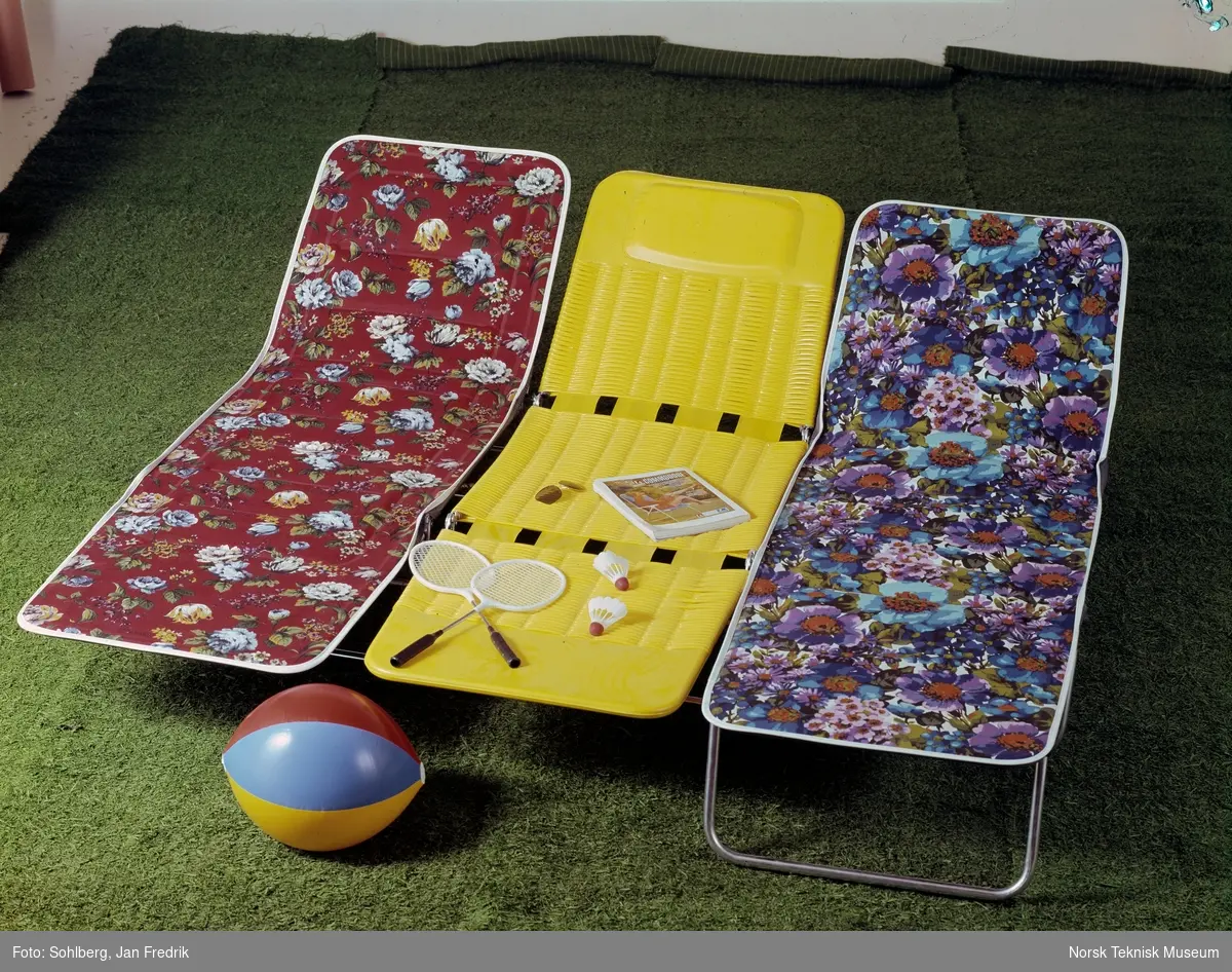 Tre campingsenger med forskjellig design. Her er også badmintonsett, ei bok og en badeball.