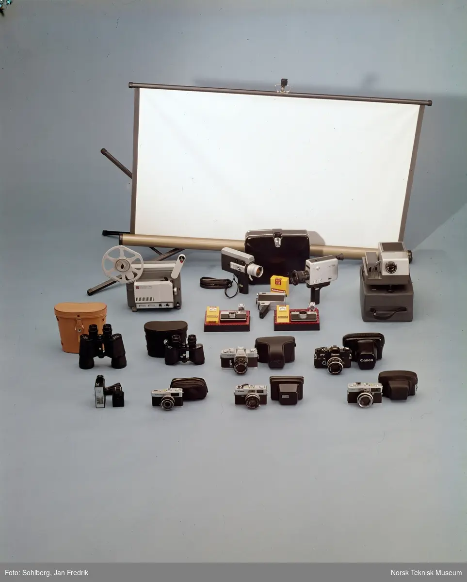 Reklamefoto for kameraer for film- og fotoutsyr. Diverse kameraer, kikkerter og framvisere.