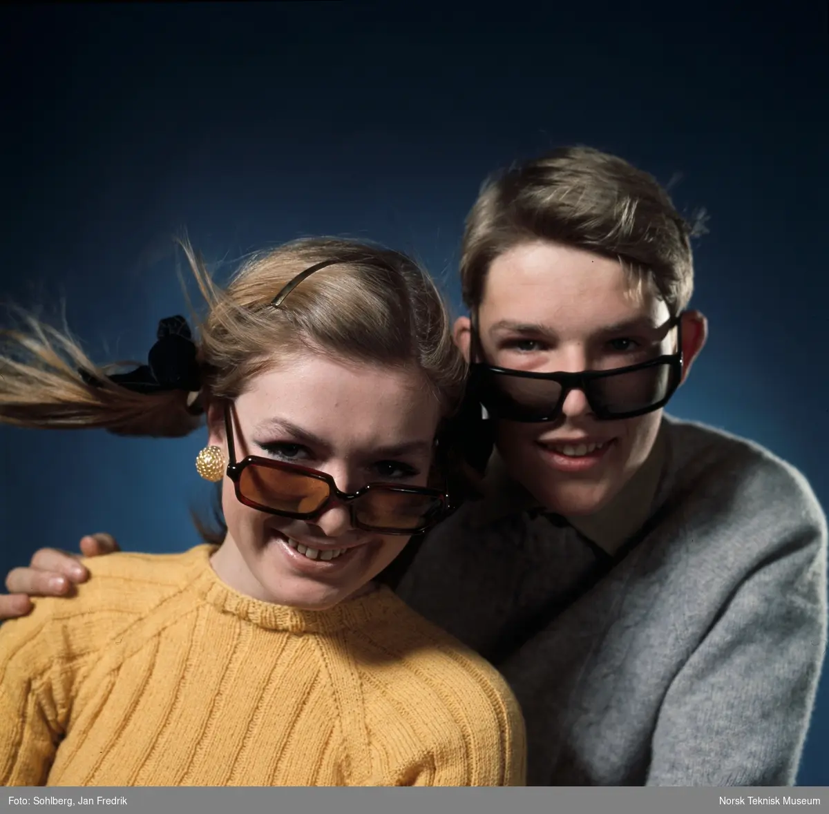 To modeller, en kvinne og en mann, viser fram tidens solbrillemote.