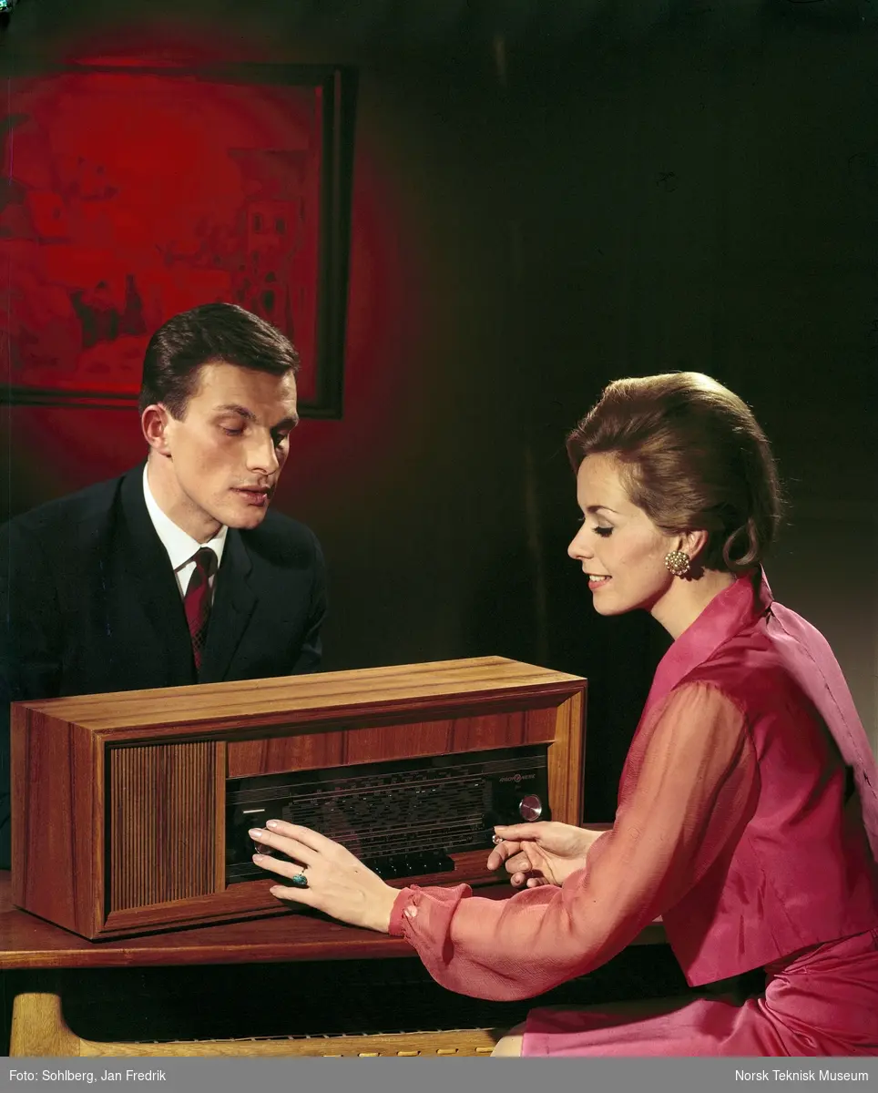 Reklamefoto av en mann og en kvinne rundt et Radionette radioapparat.