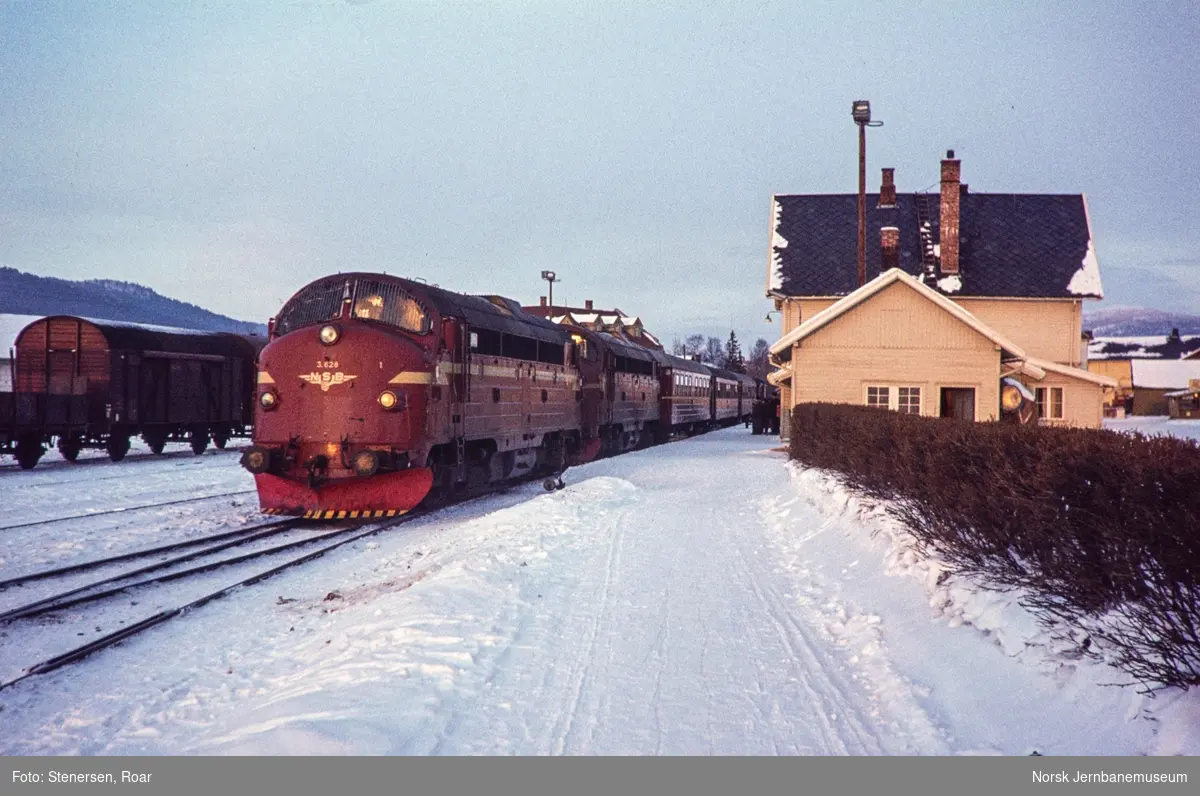 Diesellokomotiver type Di 3, nærmest nr. 628, med dagtoget fra Trondheim til Oslo Ø over Røros, tog 302, på Tynset stasjon.
