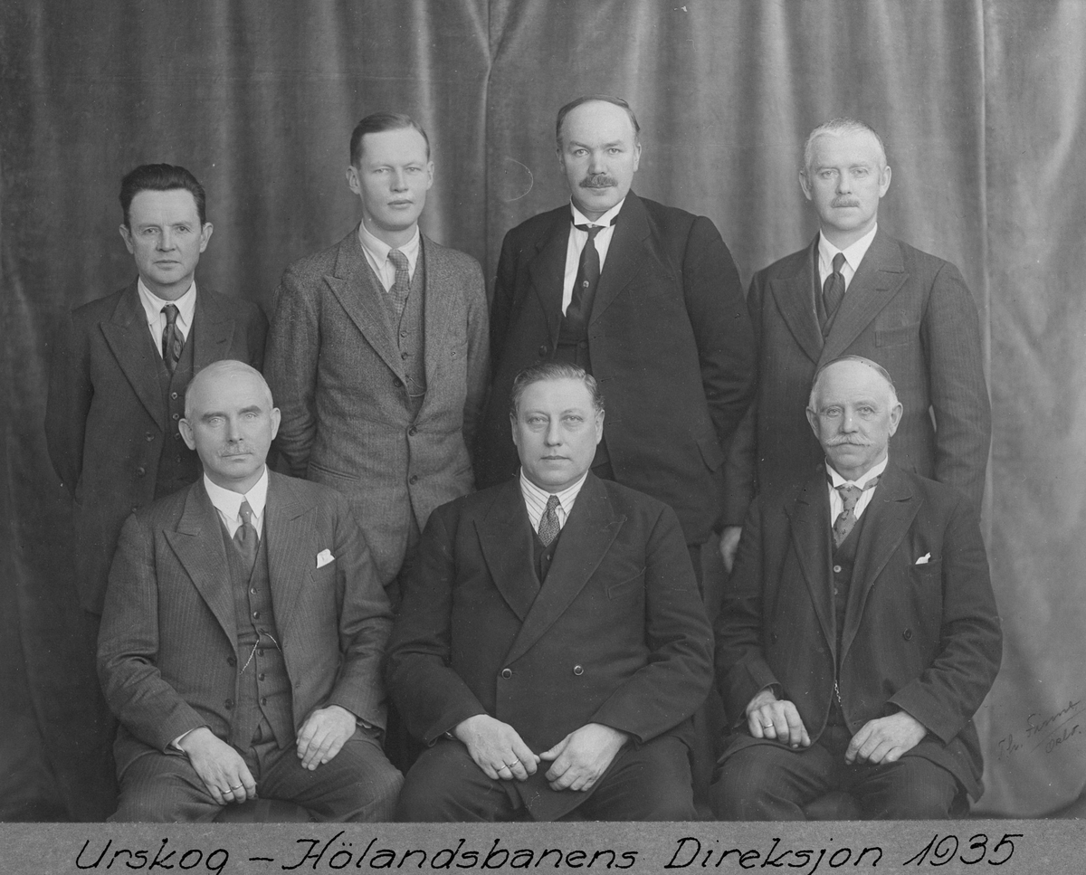 Direksjonen i Urskog-Hølandsbanen i 1935. Bak f.v.: Kristian Tønsberg, O. Gedde, Hj. Aamodt og Eigil Prydz. Foran f.v.: T. Mørk, Svend Holmsen og Theodor Skullerud.