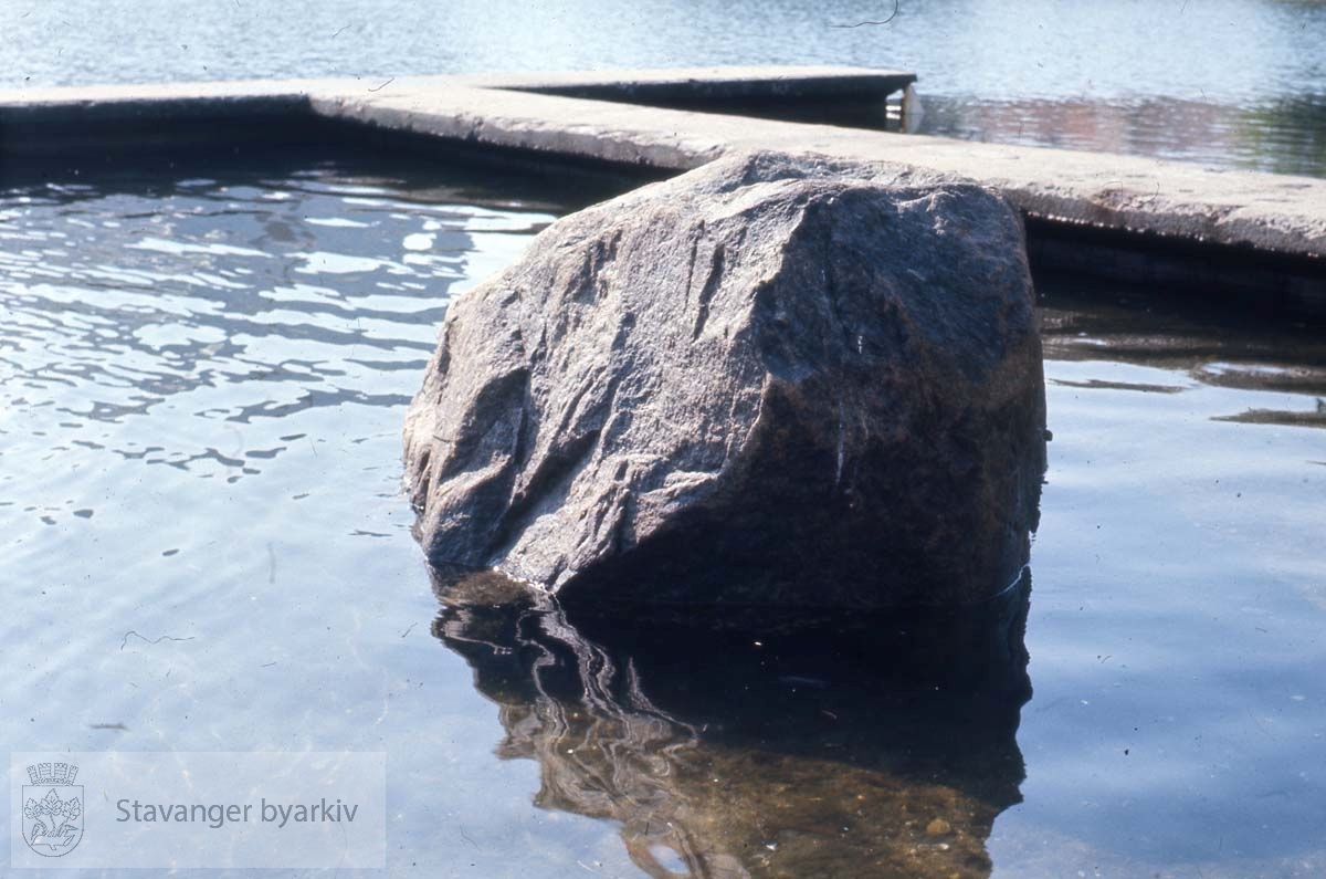 Stor stein i Badedammen
