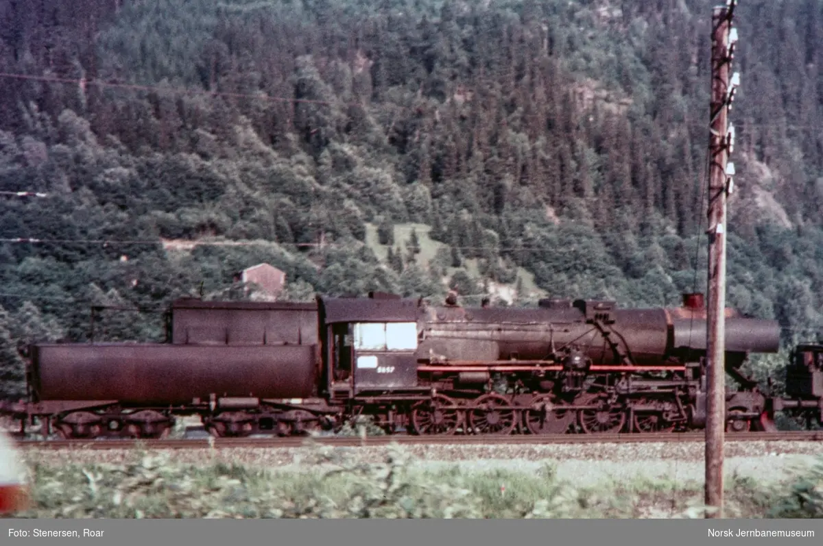 Hensatt damplokomotiv type 63a nr. 5857 på Støren stasjon.