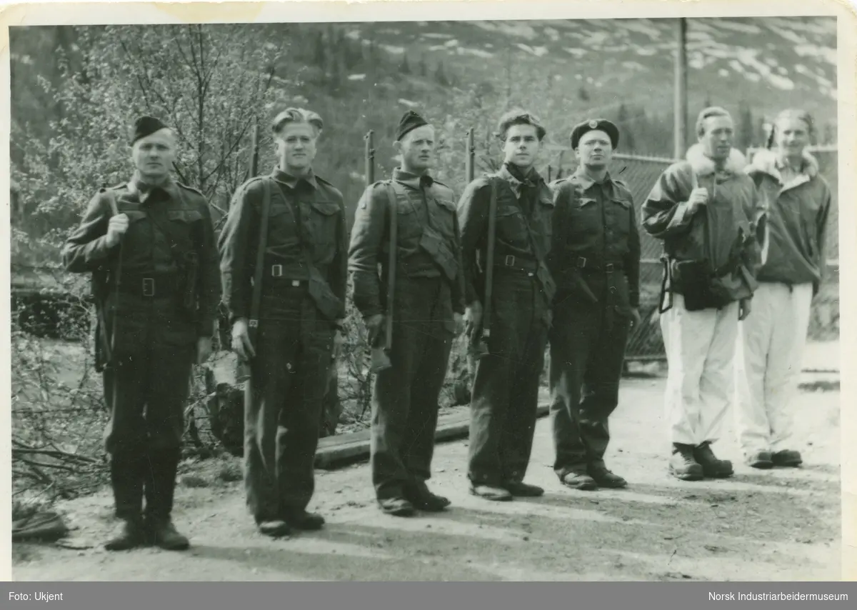 Deler av motstandsmennene fra Raulandsgjengen samlet. Heimevernet 1945.