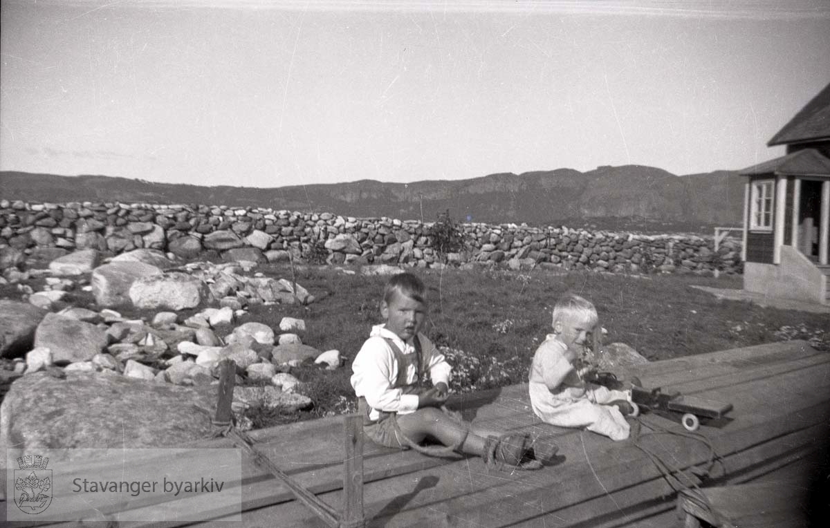 To gutter leker på brygge eller platting..Oskar Andreas Iversen til høyre.