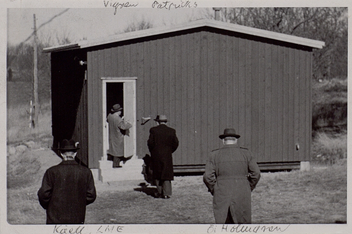 Inspektion av en automatstation på Mälaröarna i slutet av 1940-talet. Kåell (LME), Vigren, Patriks och överingenjör Holmgren.