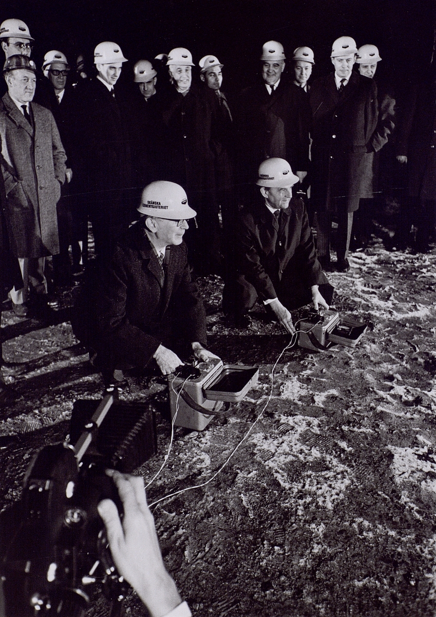 Farsta. Generaldirektör Sixten Larsson (Byggnadsstyrelsen) och generaldirektör Bjurel avlossar första sprängskottet d. 1.12.1966.