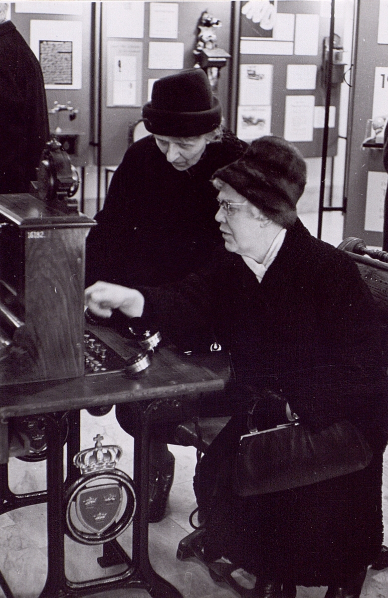 Avdelningschef E. Malmgren inviger "Telefonparaden" i Hötorgscity den 3 mars 1964.