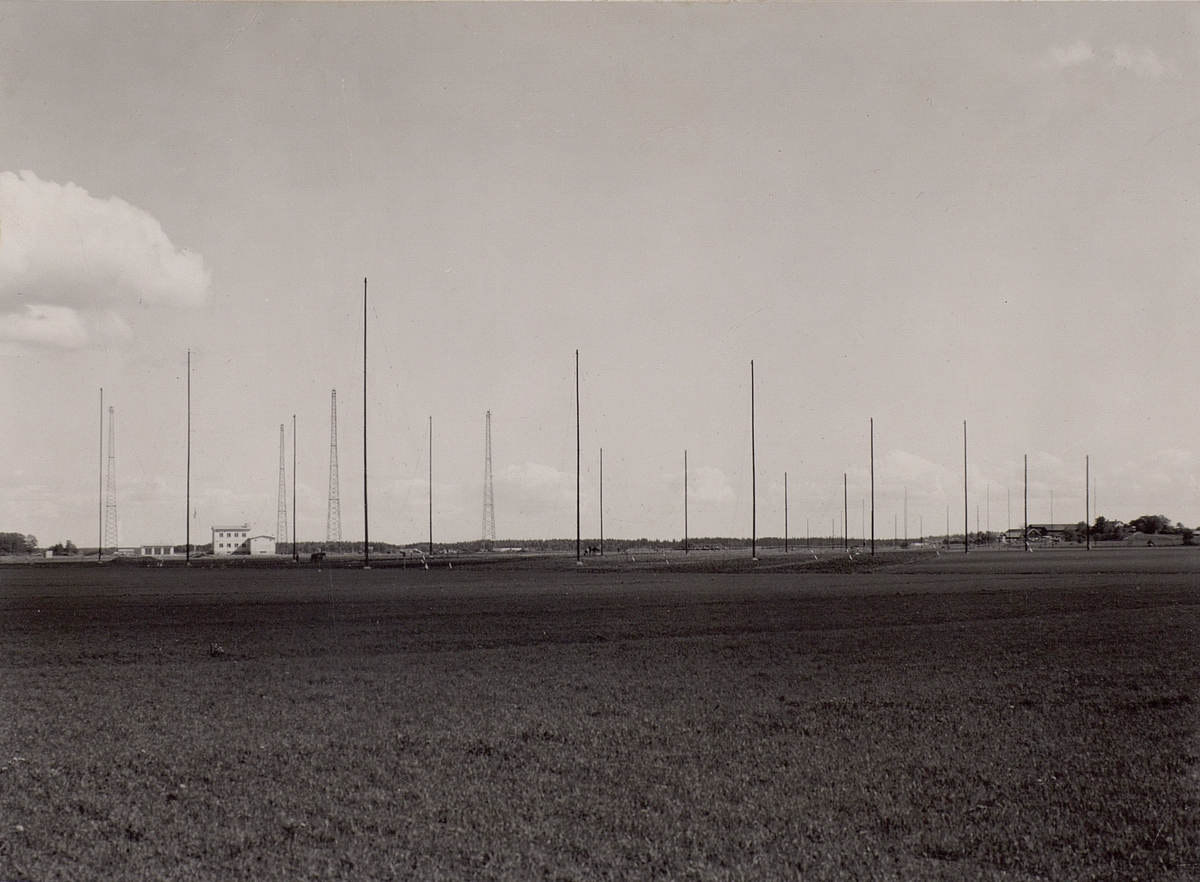 Enköping. Enköpingsstationen med -kortvågsan- tennerna för Amerika trafiken i förgrunden. Denna station för kommersiell radiotelegrafi öppnades för trafik 1938.