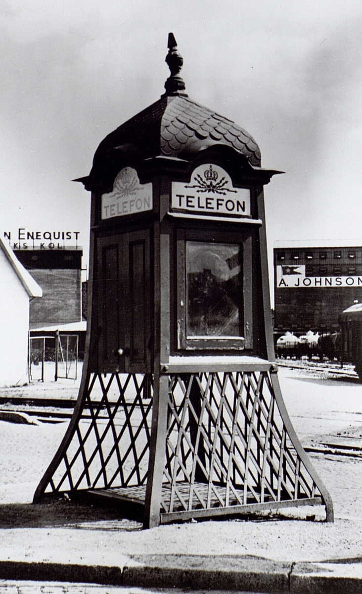 Telefonkiosk, modell år 1901. Värtahamnen 1960.