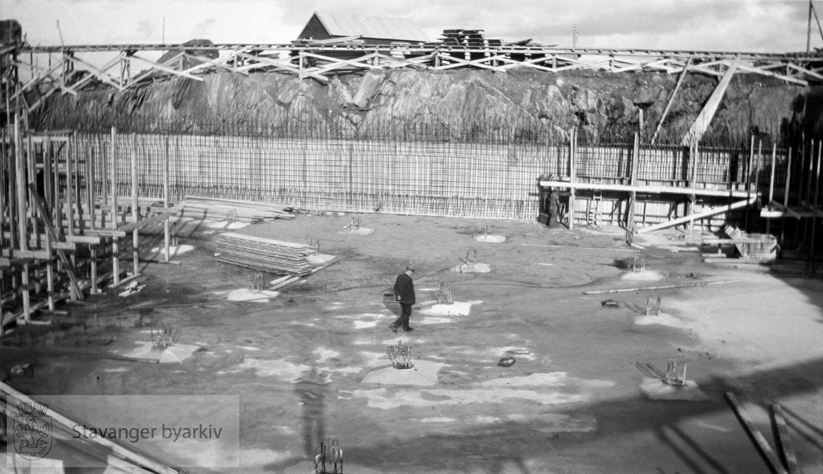 Sjefen på inspeksjon...Vann fra Store Stokkavatn ble pumpet opp til bassenget på Tjensvollhøyden 89 m o.h.Stokkavatnanlegget startet opp i 1930 og fra da stilnet pumpene i Egenes brannstasjon. Stokkavatnet var byens vannreservoar fram til 1959.