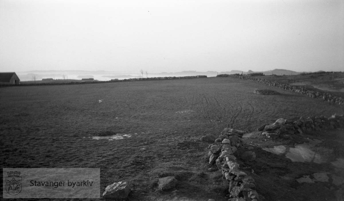 Utsikt mot Hafrsfjord..Del av panorama. 3 fotografier limt sammen i fotoalbum. De to andre er nummer: BySt10_812 og BySt10_869.