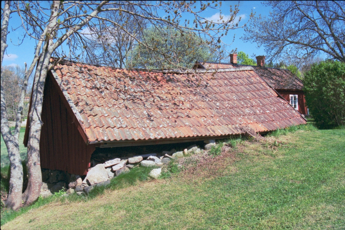Källare, Nederhassla, Häggeby socken, Håbo kommun, Uppland 2004