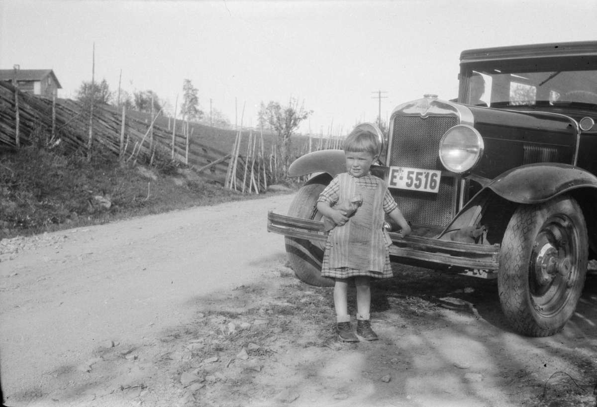 Birgit Einstad fotografert foran bil E-5516, Chevrolet 1929/30-modell