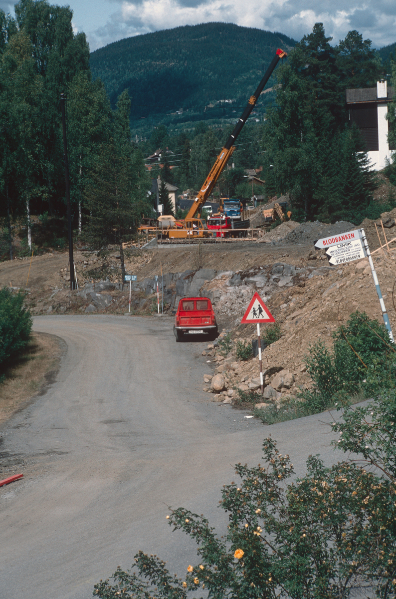 Lillehammer.  Forlengelse av Maihaugvegen (Nybu-forbindelsen) under anlegg.  Anleggsmaskiner.  Blodbanken til venstre.  Martin Seips veg tar av til høyre.   Sett fra Maihaugen mot nord-nordvest.
