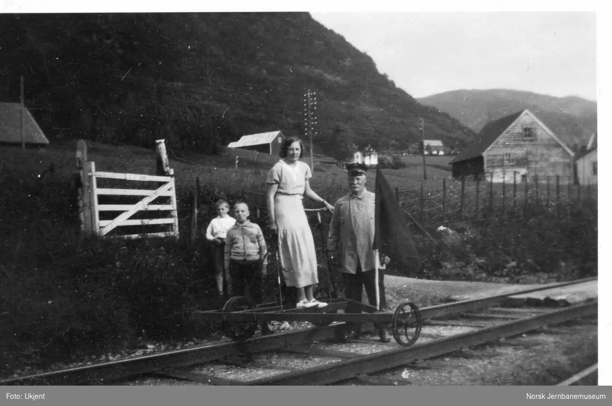 Baneformann Johannes H. Romslo med familie på dresin ved Arna stasjon.