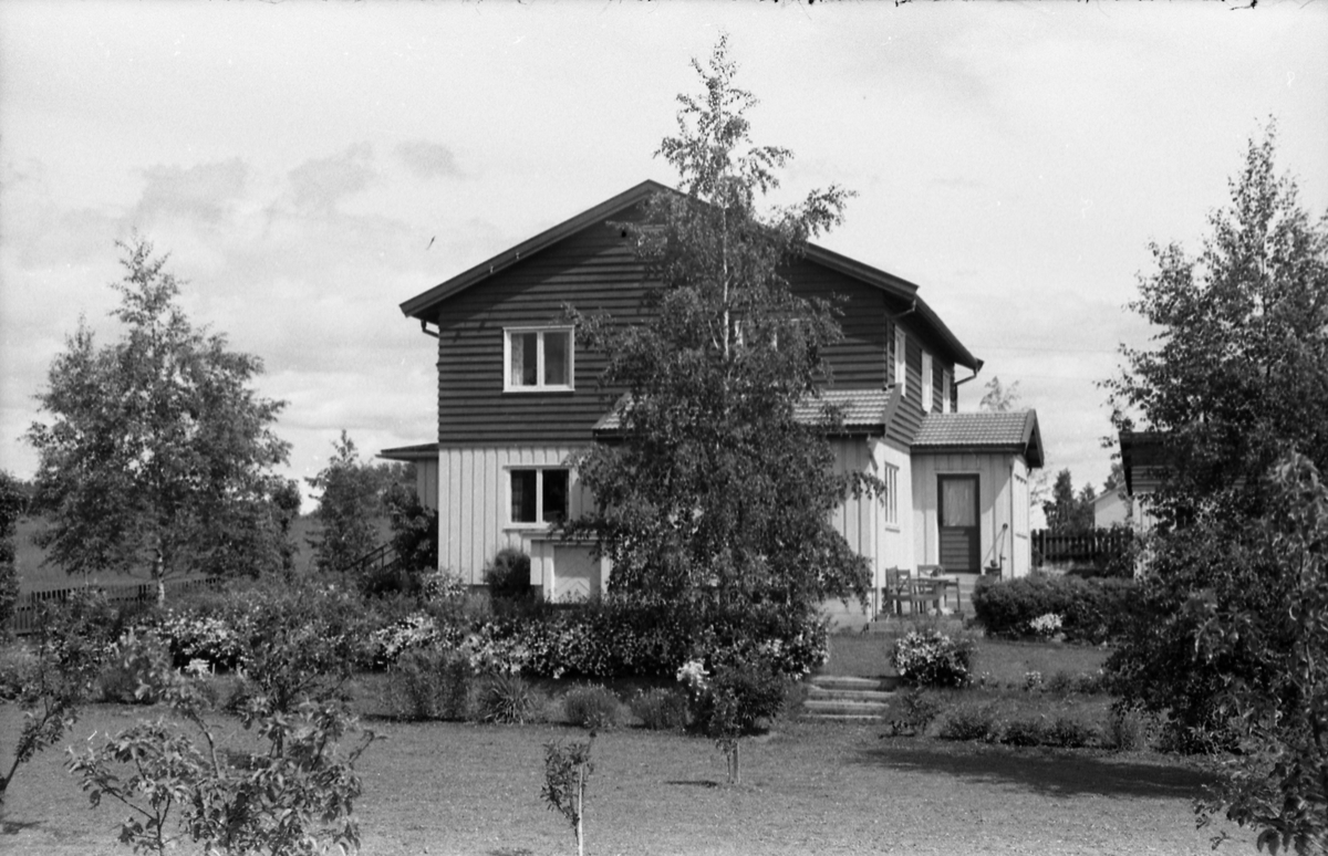 Boye og Petra Høverstads villa, Heimen, Lillo, Østre Toten. Fem bilder.