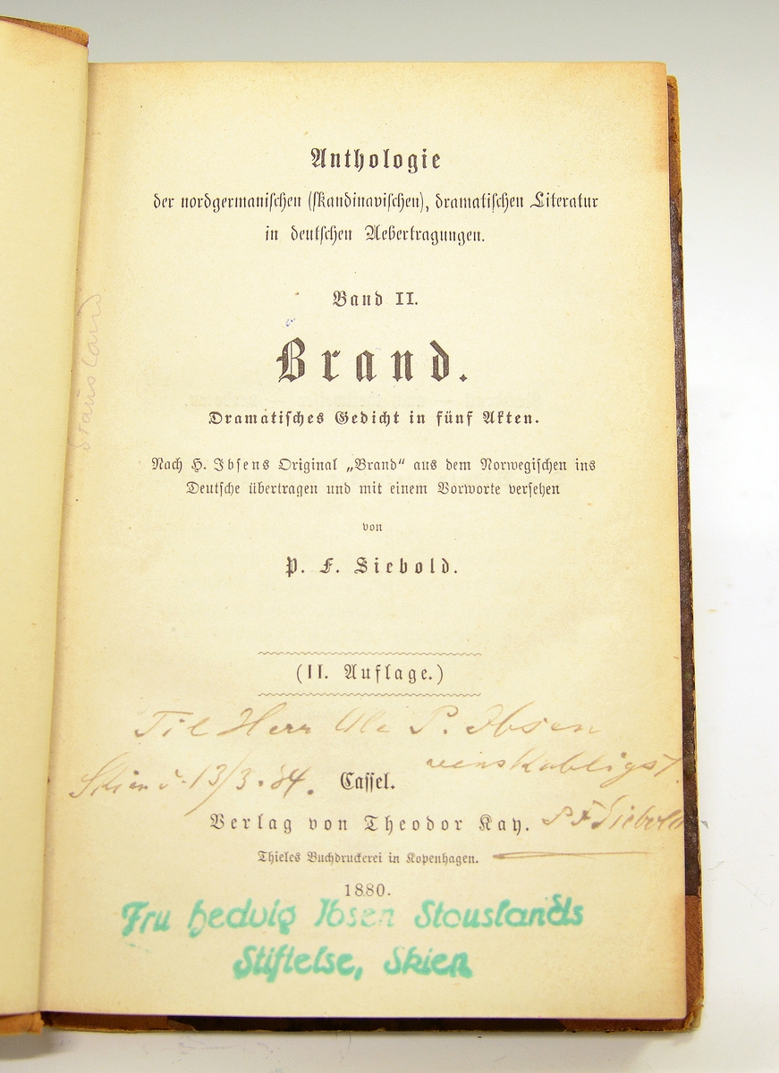 Ibsen, Henrik: Brand. Skinnrygg og -hjørner.
Tysk utgave 1880 ved P.F. Siebold.