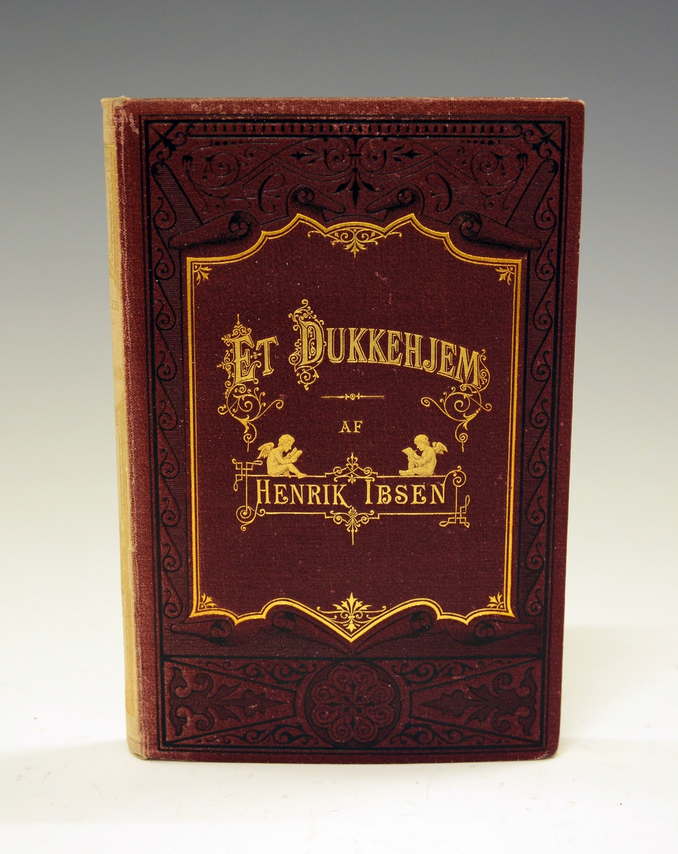 Ibsen, Henrik: Et Dukkehjem. Mørkerødt helshirtingsbind med preget dekor i gull og sort, helt gullsnitt. 
Førsteutgave 1879.