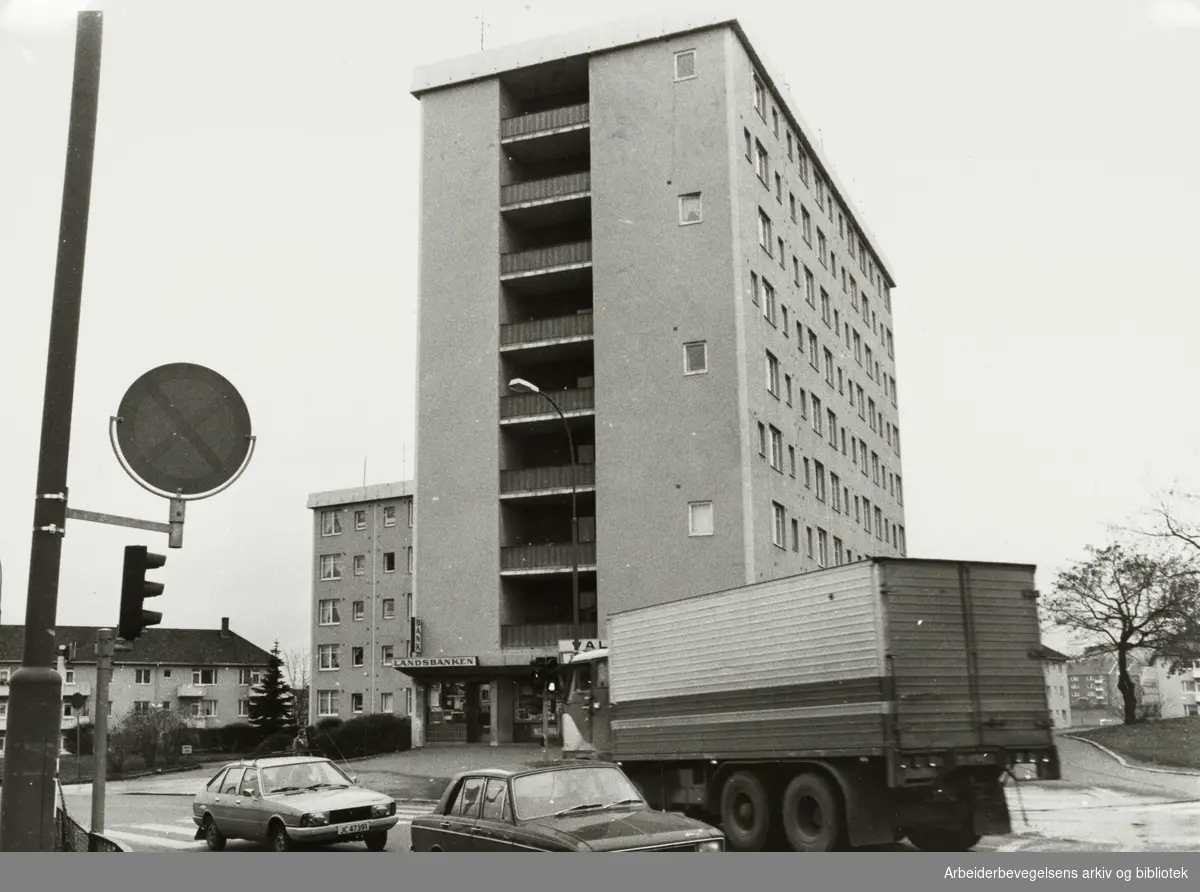 Grenseveien. De som bor i Aldersboligene synes ikke det er noe problem med trafikken. Oktober 1977