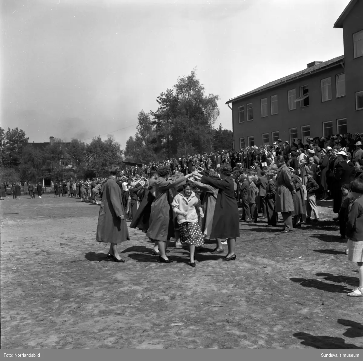 Avslutningsfestligheter med lekar utomhus vid Nolby skola, senare Nivrenaskolan. Samtidigt avtackades ett par veteraner vid skolan (sista bilden).