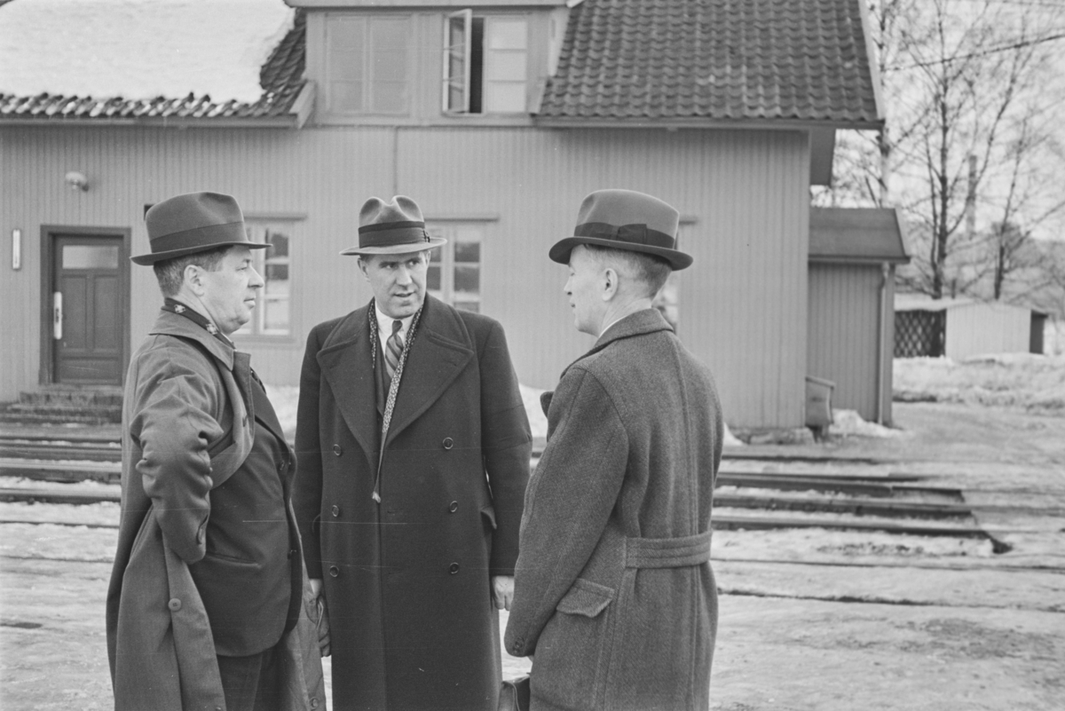 Adolf Bech, ingeniør Ericsson og ingeniør Sv. Nilsen på Strømmen Verksted.