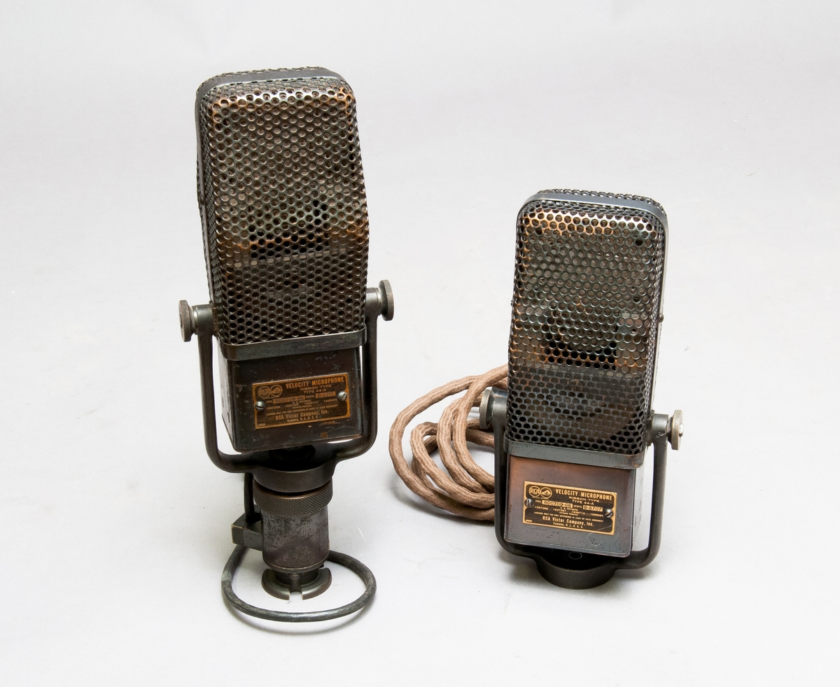 Två st. bandmikrofoner, i varsina träfodral. Vikt: 3,3 x 2 kg.
Velocity Microphone Ribbon type, Type 44-A, DWG. 600709-G6, serienr B-5707 resp. B-5717.