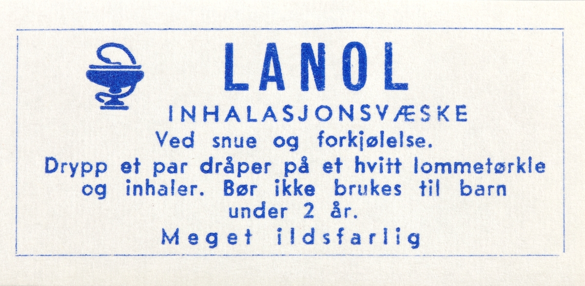 Etikett til preparat til inhalasjon. Dekorert med emblemet til Norges Apotekerforening. Baksiden av etikettene er forsynt med limflate.